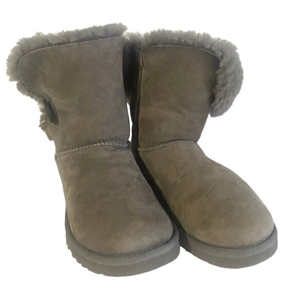 UGG Women Bailey Button II Boots Sz 6 Gray Sheepskin Shearling Comfort S-5 - Picture 1 of 15